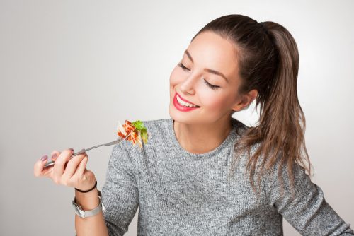 食事をする女性